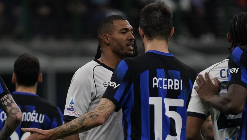 Acerbi bị cáo buộc phân biệt chủng tộc với hậu vệ Juan Jesus 